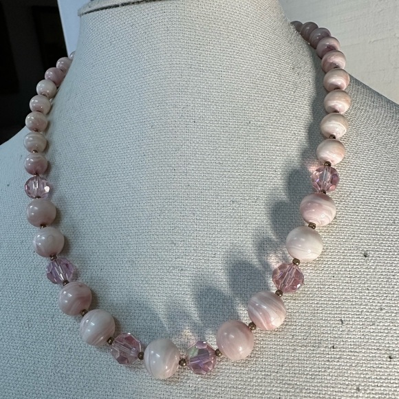 Vintage pink swirl bead and AB pink sparkly bead necklace - Picture 4 of 6